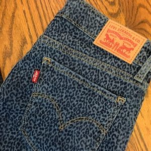 Levi’s 711 leopard print skinny blue jeans